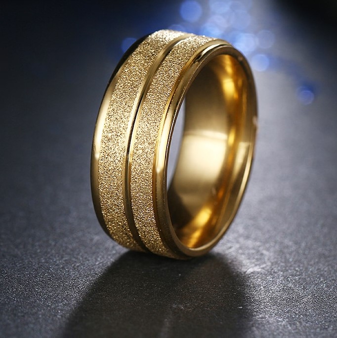 Кольцо с крошкой. Кольцо с алмазной крошкой. Обручальное кольцо с алмазной крошкой. Кольцо с алмазным напылением. Обручальные кольца золото с алмазной крошкой.